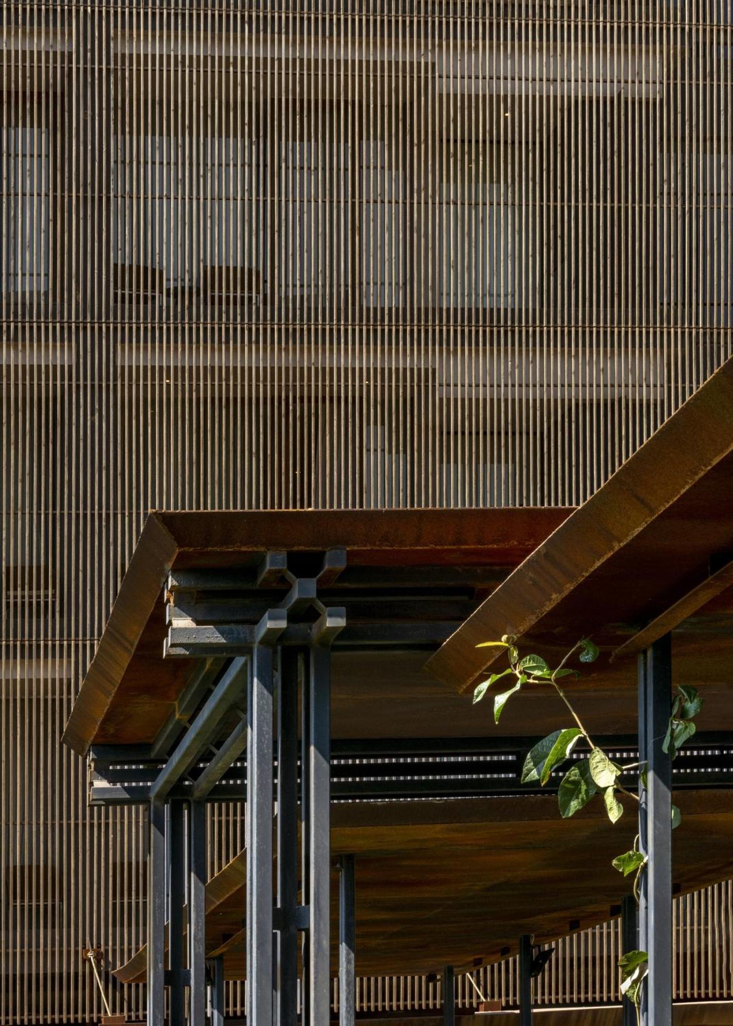 Radisson Resort And Spa Lonavala Bagian luar foto Detail of the facade