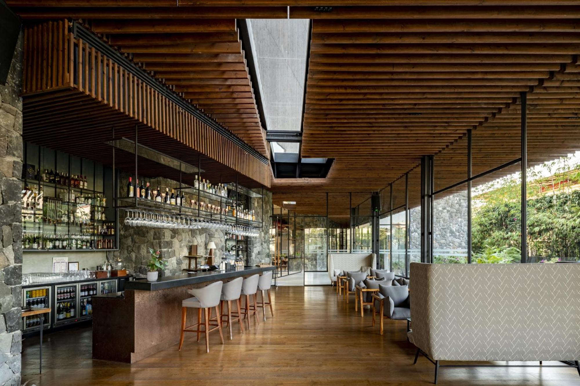 Radisson Resort And Spa Lonavala Bagian luar foto Restaurant interior