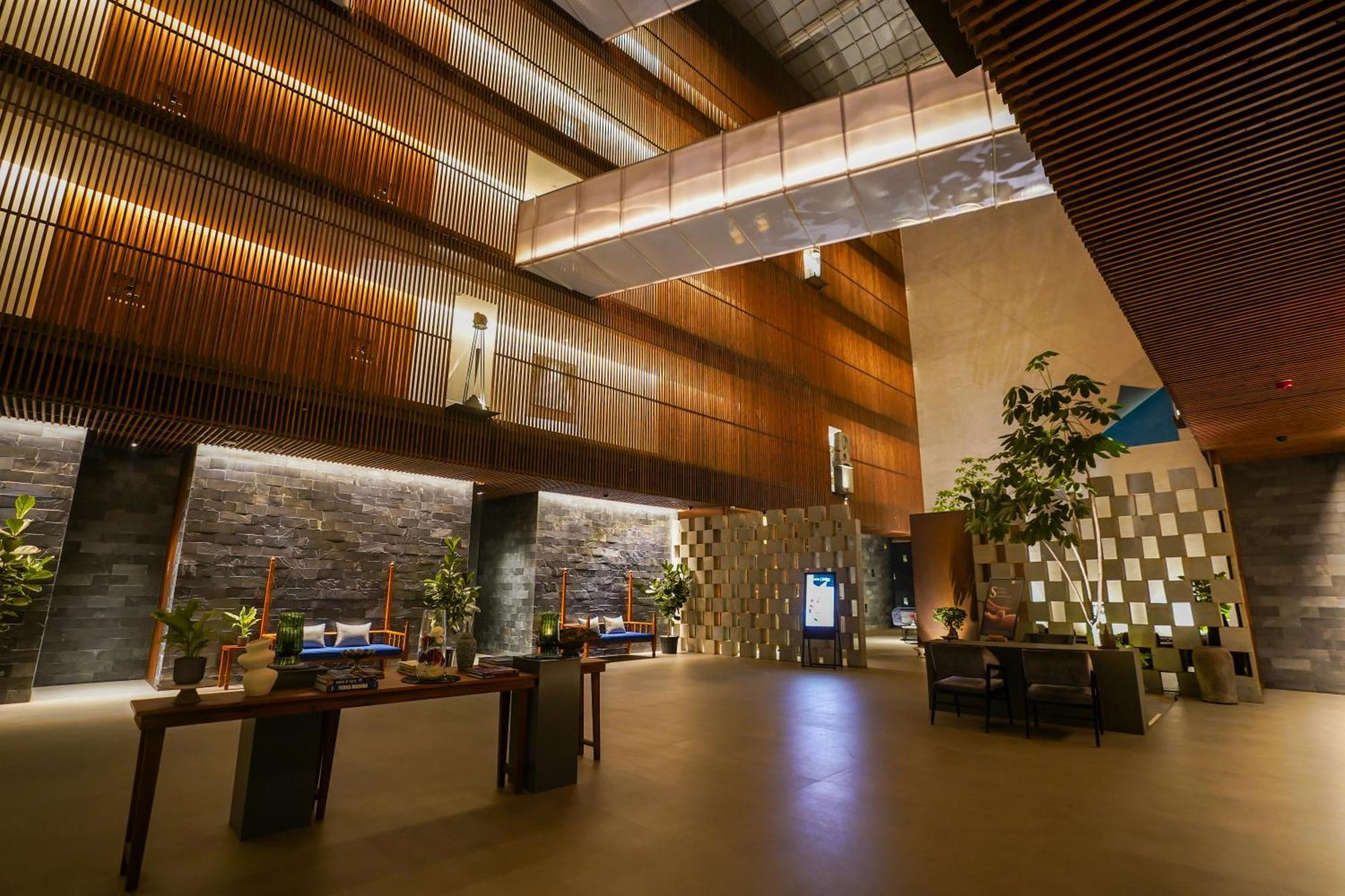 Radisson Resort And Spa Lonavala Bagian luar foto The lobby of the hotel