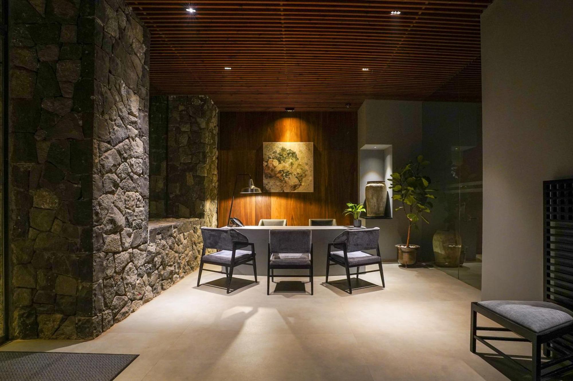 Radisson Resort And Spa Lonavala Bagian luar foto The lobby of the hotel