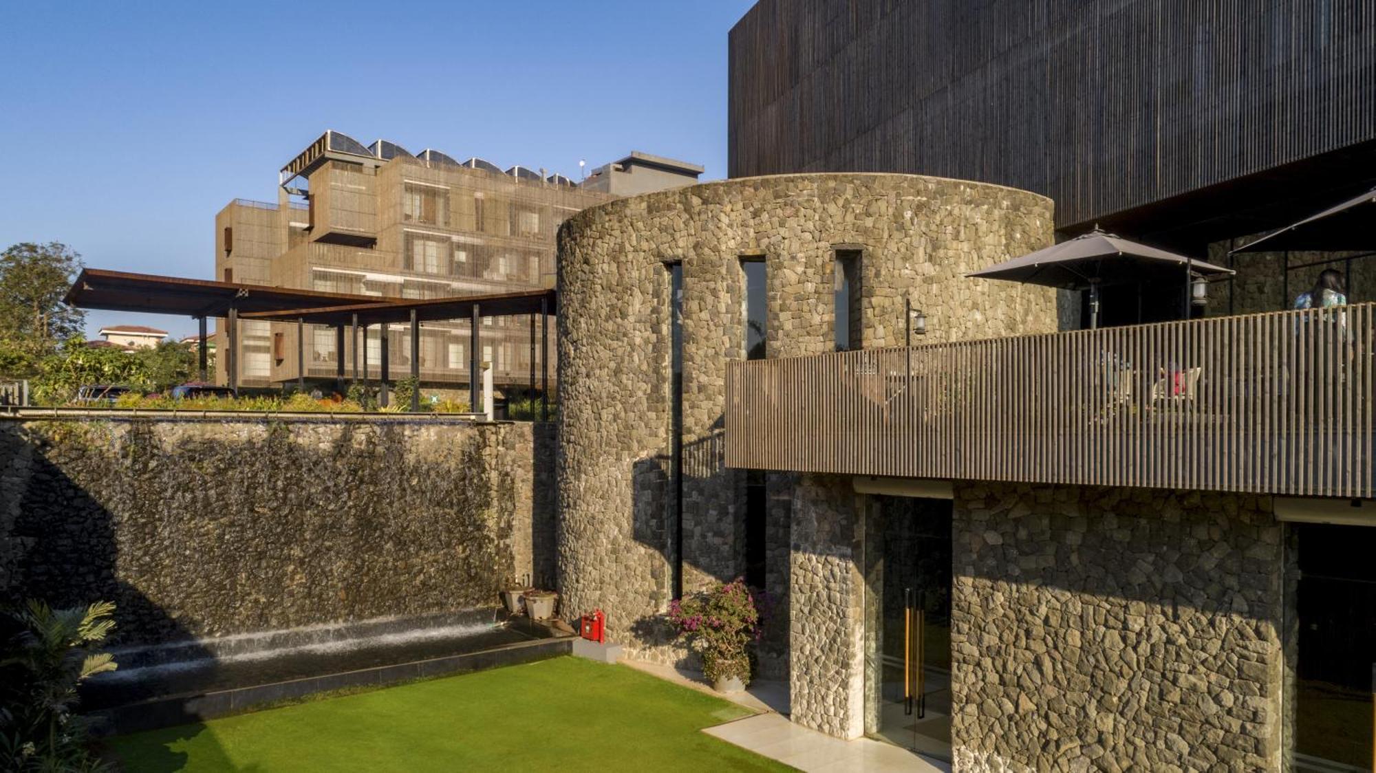 Radisson Resort And Spa Lonavala Bagian luar foto The hotel's exterior