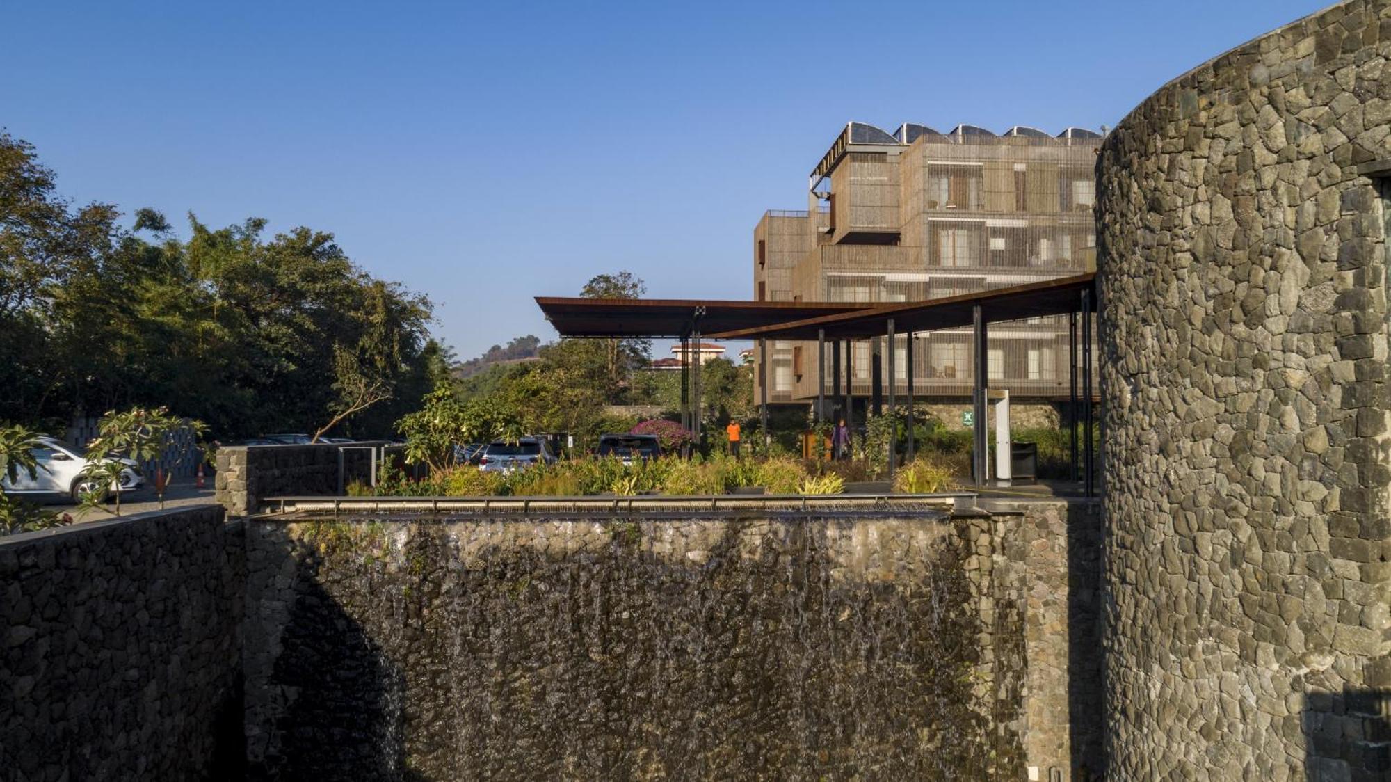 Radisson Resort And Spa Lonavala Bagian luar foto The station's entrance