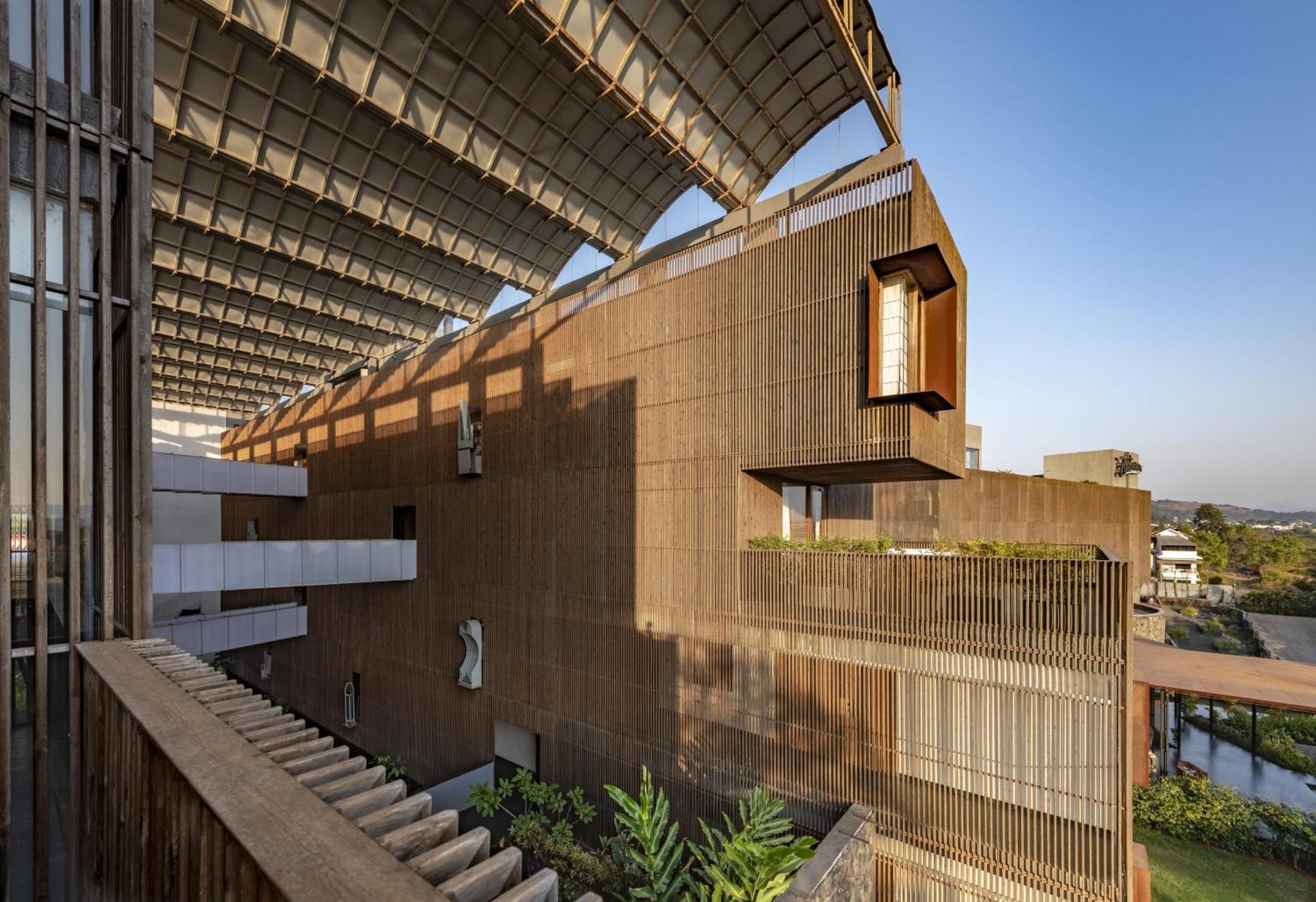 Radisson Resort And Spa Lonavala Bagian luar foto The building's exterior