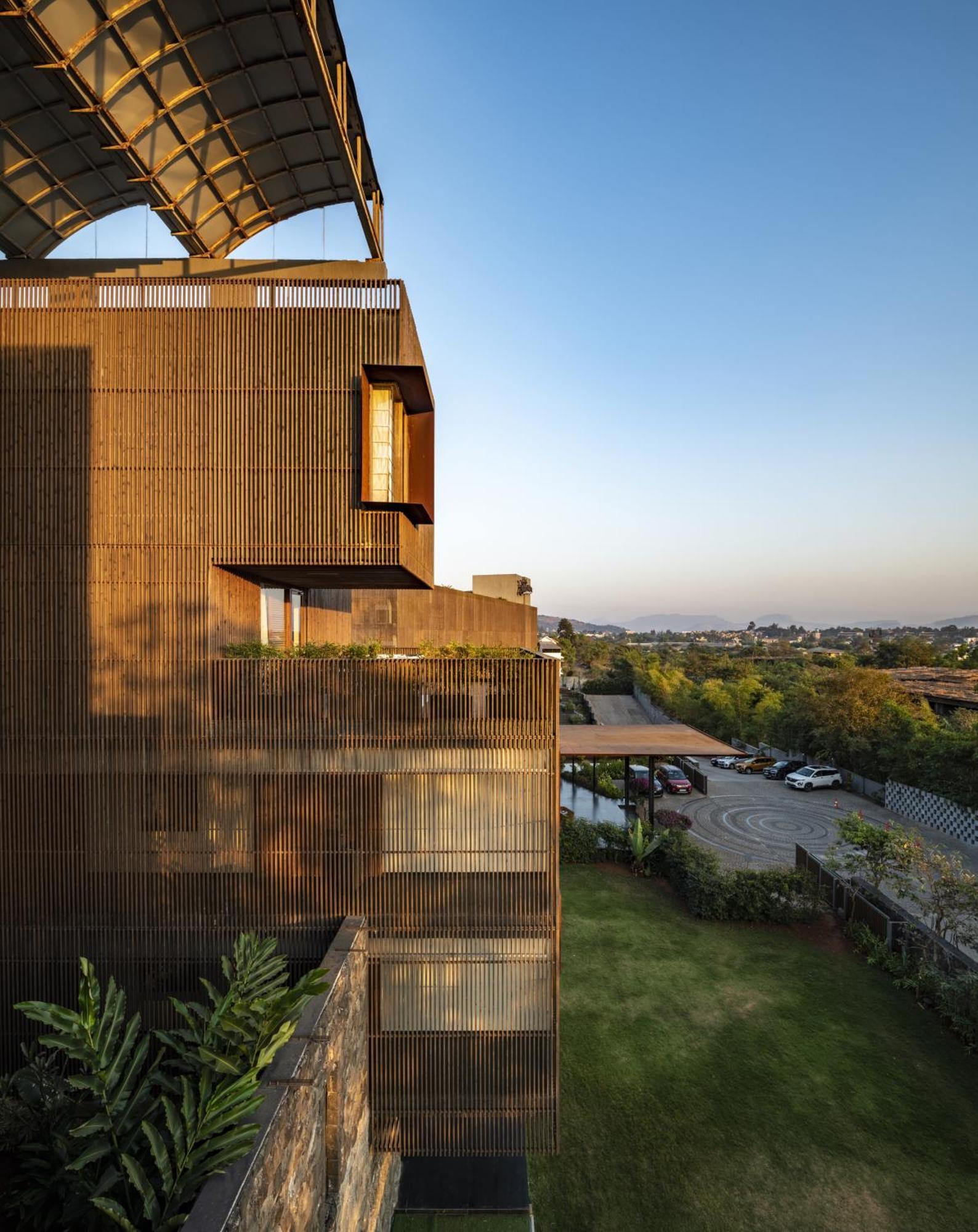 Radisson Resort And Spa Lonavala Bagian luar foto The building's exterior
