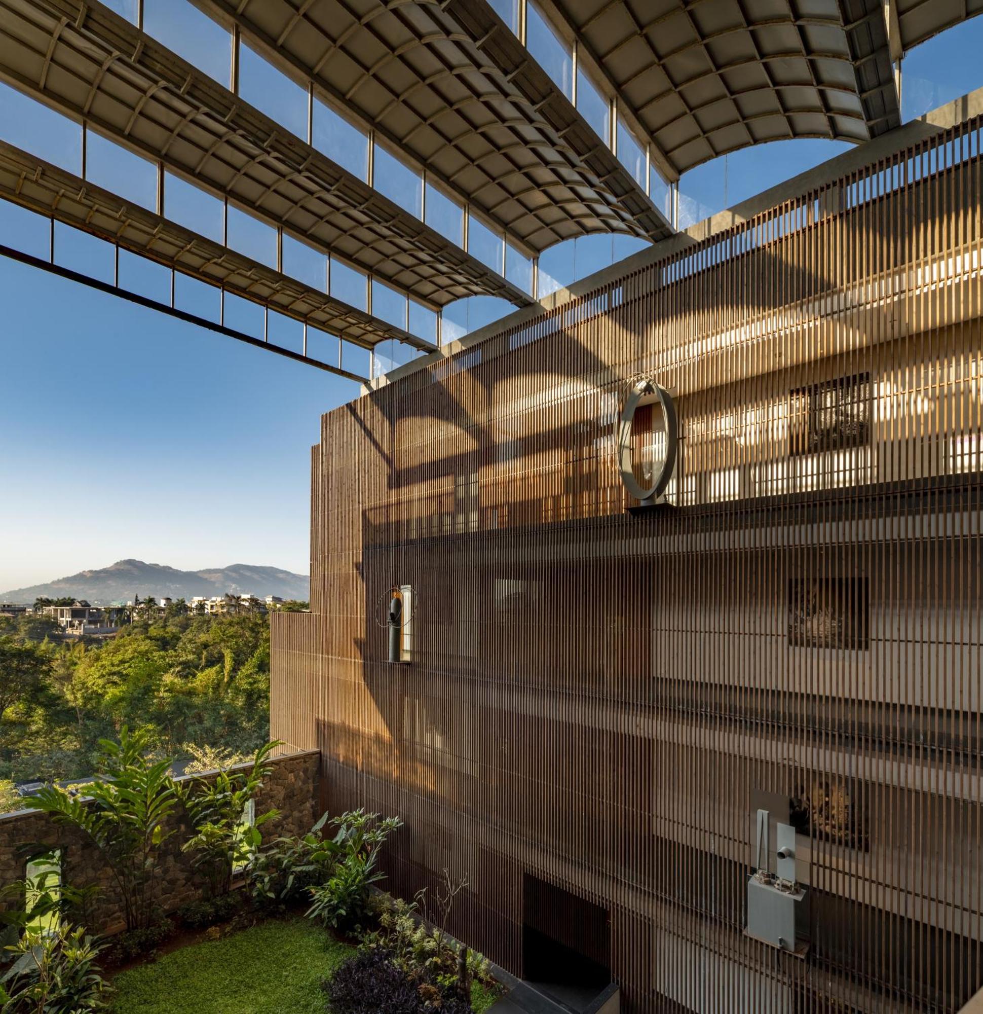 Radisson Resort And Spa Lonavala Bagian luar foto The building's facade