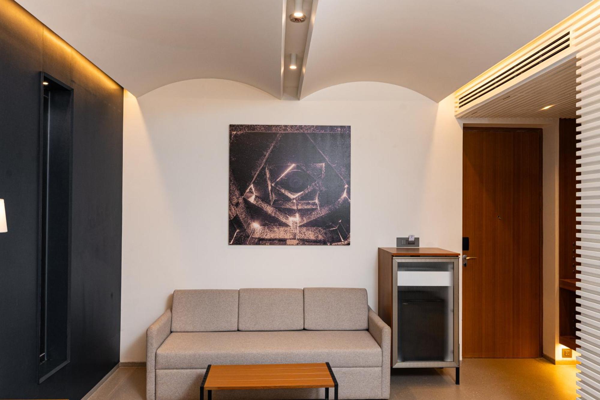 Radisson Resort And Spa Lonavala Bagian luar foto A room at the hotel